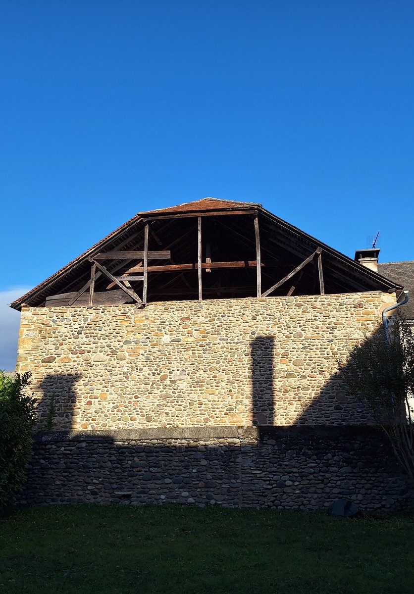 le_sensdesmots's tweet photo. Lignes de chaux et de sables
Mots de galets
Dans chaque mur
La patience du récit
Le chant vif des gaves
Poème et photo: Aline Angoustures
#Poèmebéarnais #poésie #galets #Béarn https://t.co/AsiJnDwiY2