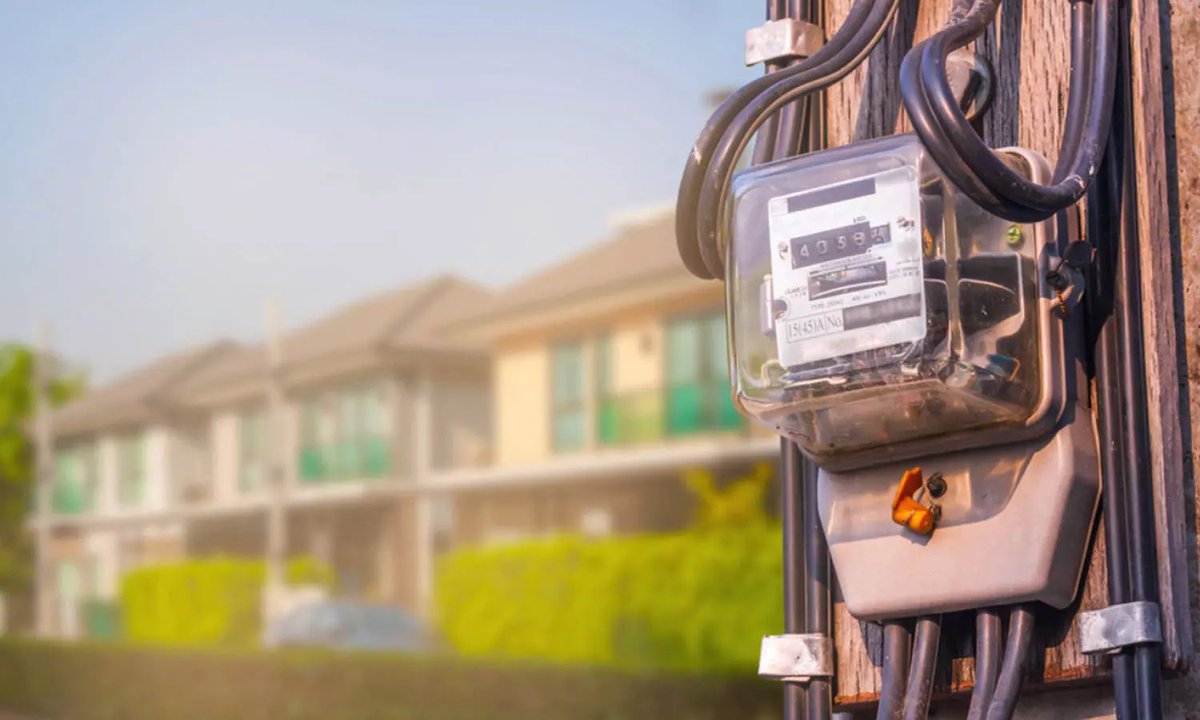 KHByte's tweet photo. ஆன்லைனில் மின்சார இணைப்பு (Electricity Connection) பெயர் மாற்றம் செய்வது எப்படி?

தமிழ்நாடு (TANGEDCO) மின்சார வாரியத்திற்கான ஆன்லைன் வழிமுறை:

🔌 மின்சார இணைப்பு பெயர் மாற்றம் – ஆன்லைன் வழிமுறை (TANGEDCO)

🖥️ 1. அதிகாரப்பூர்வ இணையதளத்துக்கு செல்

👉 https://t.co/rStksFATqB

அல்லது நேராக 👉 https://t.co/iwtb8PG3Z7

🧾 2. “Apply for Name Transfer” என்பதை தேர்ந்தெடுக்கவும்

• முகப்புப் பக்கத்தில் Consumer Services / Apply Online என்பதை கிளிக் செய்யவும்

• அங்கு “Name Transfer (Ownership Change)” எனும் விருப்பத்தைத் தேர்ந்தெடுக்கவும்

📝 3. உங்களின் கணக்கு விவரங்களை உள்ளிடவும்

• Service Connection Number (SC No.)

• Registered Mobile Number

• Aadhaar Number / Email ID
இவற்றை அளித்து OTP மூலம் உறுதிப்படுத்தவும்.

📤 4. தேவையான ஆவணங்களை பதிவேற்றவும்

பின்வரும் ஆவணங்களை ஸ்கேன் செய்து PDF வடிவில் பதிவேற்றவும்:

1. முந்தைய உரிமையாளரின் அனுமதி கடிதம் முந்தைய நடைமுறையில் இருந்ததை தற்போது அரசு தேவையில்லை என்று தெரிவிக்கப்பட்டுள்ளது. (No Objection Certificate – NOC)

2. சொத்து உரிமை ஆதாரம் (Sale Deed / Gift Deed / Lease Agreement)

3. விண்ணப்பதாரரின் ஆதார் அட்டை

4. முந்தைய உரிமையாளர் கடைசி மின் கட்டண ரசீது

5.மரணச் சான்றிதழ் (முந்தைய உரிமையாளர் மறைந்திருந்தால்)

💰 5. கட்டணத்தை ஆன்லைனில் செலுத்தவும்

• மின்சார வாரியத்தின் வழியாக ஆன்லைன் Name Transfer Fee (பொதுவாக ₹100 - ₹200 வரை) செலுத்தவும்.

🕓 6. விண்ணப்ப நிலை சரிபார்க்க

• Track Application Status பகுதியில் உங்கள் விண்ணப்ப எண் மூலம் நிலை அறியலாம்.

• சரிபார்ப்பு முடிந்தவுடன், புதிய பெயர் அடுத்த மின் ரசீதில் காட்டப்படும்.

📞 உதவி பெற:

• TANGEDCO Call Centre: 1912
• Email: cmd@tnebnet.org

#KHbyte