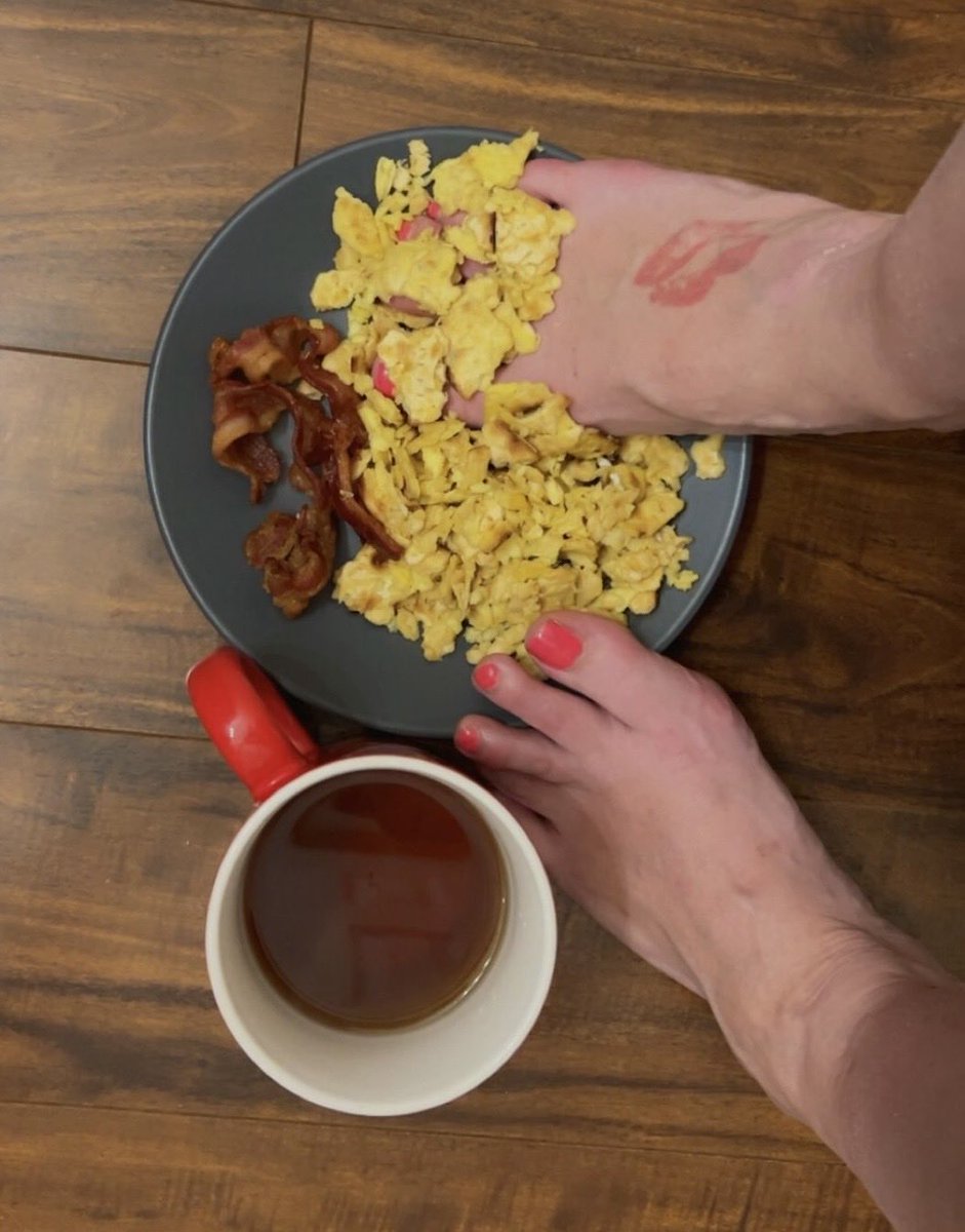 nicolerulesu69's tweet image. Breakfast is served losers Now start your day with a send and don’t forget to thank me 🐶