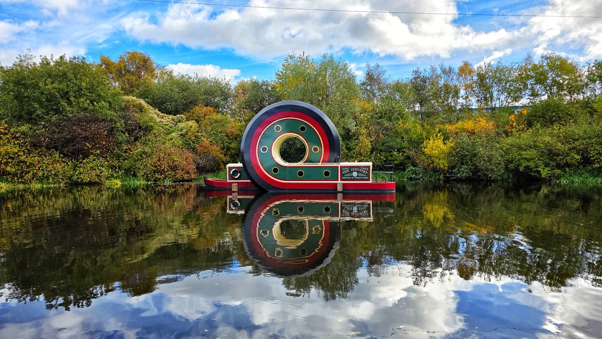 This is quirkiness at its best. The Looping Boat on the Sheffield &amp; Tinsley Canal.
#chasingtheboats 
#canalphotography 
#Sheffield
#Meadowhall
<a href="/CanalRiverTrust/">Canal & River Trust</a>
