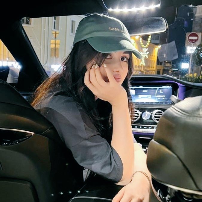 تمہارے پاؤں کے نیچے کوئی زمین نہیں
کمال یہ ہے کہ پھر بھی تمہیں یقین نہیں

♥️♥️♥️