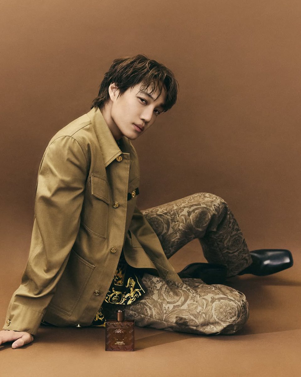 cantabilekai's tweet photo. Love this all brown theme shots!
Kai looks so good~ he fits Versace brand image so well.
#KAIxVersace
#KAI #카이 #Jongin https://t.co/yVJMXZYMuP