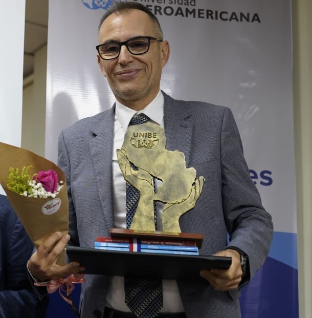 🏆El director de la Cátedra de Infancia y Adolescencia UPV, 𝐕𝐢𝐜𝐞𝐧𝐭𝐞 𝐂𝐚𝐛𝐞𝐝𝐨, recibió el 𝐏𝐫𝐞𝐦𝐢𝐨 “𝐍𝐢𝐝𝐢𝐚 𝐒𝐚𝐧𝐚𝐛𝐫𝐢𝐚 𝐝𝐞 𝐑𝐨𝐦𝐞𝐫𝐨”,  de la 𝐔𝐍𝐈𝐁𝐄 𝐝𝐞 (𝐏𝐚𝐫𝐚𝐠𝐮𝐚𝐲) como 𝘐𝘯𝘷𝘦𝘴𝘵𝘪𝘨𝘢𝘥𝘰𝘳 𝘐𝘯𝘵𝘦𝘳𝘯𝘢𝘤𝘪𝘰𝘯𝘢𝘭 D𝘦𝘴𝘵𝘢𝘤𝘢𝘥𝘰.