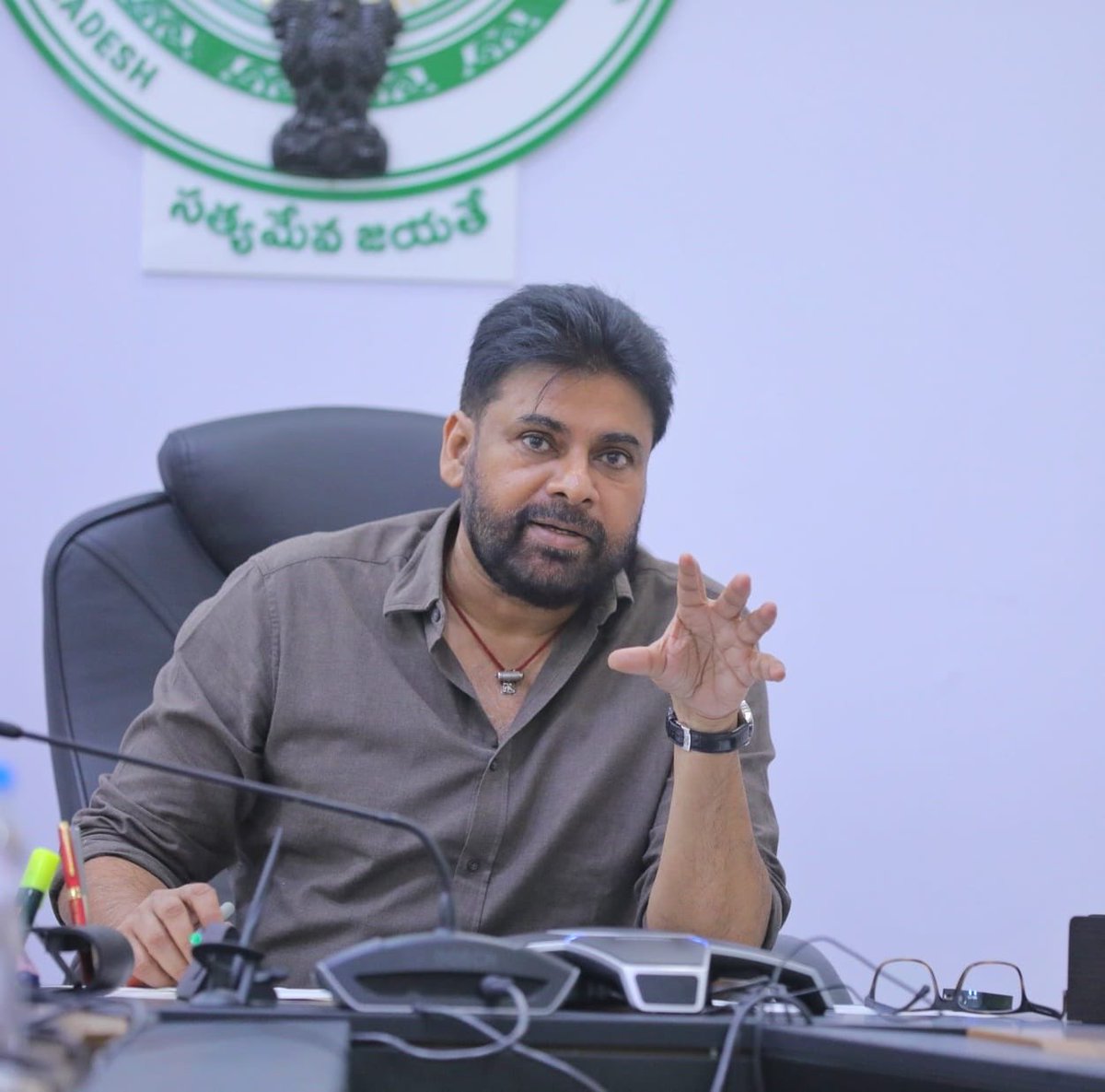 APDeputyCMO's tweet photo. మొంథా తుపానును ఎదుర్కొనేందుకు సిద్ధంగా ఉండండి

• ప్రభావిత ప్రాంతాల్లో యంత్రాంగాన్ని అప్రమత్తం చేయండి
• ప్రాణ నష్టం సంభవించకుండా రక్షణ చర్యలు తీసుకోవాలి
• తుపాను ప్రభావిత ప్రాంతాల ప్రజలను సురక్షిత ప్రాంతాలకు తరలించండి
• గర్భిణులు, బాలింతలు, వృద్ధులు, రోగులను గుర్తించి సురక్షిత ప్రదేశాలకు తరలించి వైద్య సేవలు అందించాలి 
•పునరావాస కేంద్రాల్లో ఆహారం, రక్షిత తాగునీరు, పాలు, ఔషధాలు సిద్ధం చేసుకోవాలి
• పునరావాస కేంద్రాలకు వెళ్లిన ప్రజల ఇళ్లకు భద్రత కల్పించాలి
•మొంథా తుపాను ప్రభావం, సహాయక చర్యలపై కాకినాడ జిల్లా ఇంఛార్జి మంత్రి శ్రీ పి. నారాయణ గారు, అధికార యంత్రాంగంతో ఉప ముఖ్యమంత్రి @PawanKalyan వీడియో కాన్ఫరెన్స్

మొంథా తుపాను కాకినాడ ప్రాంతంలో తీరం దాటనున్న నేపథ్యంలో ఎలాంటి పరిస్థితులనైనా ఎదుర్కొనేందుకు యంత్రాంగం సిద్ధంగా ఉండాలని రాష్ట్ర ఉపముఖ్యమంత్రి పవన్ కళ్యాణ్ స్పష్టం చేశారు. జిల్లా పరిధిలోని 12 మండలాల పరిధిలో తుపాను ప్రభావం ఉండనున్న క్రమంలో ప్రభావిత ప్రాంతాల్లో అన్ని శాఖల అధికారులు, సిబ్బంది 24 గంటలు అందుబాటులో ఉండేలా చూసుకోవాలని సూచించారు. ఎలాంటి ప్రాణ నష్టం లేకుండా రక్షణ చర్యలు చేపట్టాలని, ప్రభావిత ప్రాంతాల ప్రజలను ముందస్తుగా పునరావాస కేంద్రాలకు తరలించాలన్నారు. ముఖ్యంగా గర్భిణులు, బాలింతలు, వృద్ధులను గుర్తించి సురక్షిత ప్రాంతాలకు తరలించాలని తెలిపారు. ఆంబులెన్సులు, అత్యవసర సర్వీసులు సిద్ధం చేసుకోవాలని, ఆసుపత్రుల్లో బెడ్ల సంఖ్య పెంచుకోవాలని సూచనలు చేశారు. మండలాల వారీగా కంట్రోల్ రూములు ఏర్పాటు చేసి సమాచారం కోసం అత్యవసర ఫోన్ నంబర్లు అందుబాటులో ఉంచాలని చెప్పారు. మొంథా తుపాను ప్రభావం, ముందస్తు సహాయక చర్యలపై జిల్లా ఇంఛార్జి మంత్రి శ్రీ పి. నారాయణ గారు, స్పెషల్ ఆఫీసర్ శ్రీ కృష్ణ తేజ గారు, జిల్లా కలెక్టర్ శ్రీ షాన్ మోహన్ గారు, జిల్లా ఎస్పీ శ్రీ బిందు మాధవ్ గారు, ఇతర అధికారులతో వీడియో కాన్ఫరెన్స్ ద్వారా సమీక్ష నిర్వహించారు. శాఖల వారీగా దిశానిర్దేశం చేశారు. 
ఈ సందర్భంగా ఉప ముఖ్యమంత్రి పవన్ కళ్యాణ్ మాట్లాడుతూ "మొంథా తుపాను ప్రభావం కాకినాడ జిల్లా పరిధిలోని 12 మండలాలపై ఉండనున్నట్టు వాతావరణ శాఖ హెచ్చరికల ద్వారా తెలుస్తోంది. రేపు కాకినాడ పరిసరాల్లో తీరం దాటే అవకాశం ఉంది. తుపాను తీరం దాటే సమయంలో బలమైన ఈదురుగాలులు, అతి భారీ వర్షాలు కురిసే అవకాశం ఉంది. తుపానును ఎదుర్కొనేందుకు ప్రభావిత మండలాల పరిధిలో యంత్రాంగం పూర్తి సన్నద్దతో ఉండాలి. ముందస్తు రక్షణ చర్యలు తీసుకోవాలి. ముందుగా తీర ప్రాంత గ్రామాల ప్రజలను సురక్షిత ప్రాంతాలకు తరలించాలి. ఇప్పటికే 260 పునరావాస కేంద్రాలను గుర్తించినట్టు అధికారులు తెలిపారు. పునరావాస కేంద్రాల్లో ఆహారం, తాగునీరు, పాలు, అత్యవసర మందులు అందుబాటులో ఉండేలా చూసుకోవాలి. పిఠాపురం నియోజకవర్గంతో పాటు కాకినాడ జిల్లావ్యాప్తంగా గర్భిణి స్త్రీలు, బాలింతలు, వృద్ధులను గుర్తించి సురక్షిత ప్రాంతాలకు తరలించాలి. ఇప్పటికే 142 మంది గర్భిణులను గుర్తించి పునరావాస కేంద్రాలకు తరలించినట్టు జిల్లా కలెక్టర్  తెలిపారు. వారికి అవసరం అయిన పౌష్టికాహారం, వైద్య సాయం అందుబాటులో ఉండేలా చూసుకోవాలి. ఎన్డీఆర్ఎఫ్, ఎస్డీఆర్ఎఫ్ బృందాలను సిద్ధం చేసిన విషయాన్ని ప్రజలకు తెలియపర్చండి. తుపాను పట్ల ప్రజల్లో భయాందోళనలు లేకుండా గ్రామాల్లో మైకుల ద్వారా తుపాను ప్రభావం, తీసుకుంటున్న సహాయక చర్యలను వివరించాలి. గజ ఈతగాళ్లను తీర ప్రాంతంతో పాటు లోతట్టు ప్రాంతాలు, వాగుల వద్ద సిద్ధంగా ఉంచాలి. గాలుల తీవ్రతకు విద్యుత్ స్తంభాలు నేల కూలే అవకాశం ఉంది. తక్షణం వాటిని పునరుద్దరించేందుకు చర్యలు తీసుకోవాలి. కమ్యూనికేషన్ వ్యవస్థ దెబ్బ తినే అవకాశం ఉన్నందున అత్యవసర పరిస్థితుల్లో యంత్రాంగం శాటిలైట్ ఫోన్ల ద్వారా సమాచారం చేరవేయాలి.
• అన్ని శాఖల అధికారులు సమన్వయం చేసుకోవాలి
తుపాను ప్రభావం ఉన్న అన్ని మండల కేంద్రాల్లో తహసీల్దార్లు, వీర్వోలు అందుబాటులో ఉండాలి. పోలీసులు... ముంపు ప్రాంతాల్లో భద్రత చర్యల పర్యవేక్షణ పెంచాలి. పునరావాస కేంద్రాలకు వెళ్లే ప్రజల ఇళ్లకు సైతం భద్రత కల్పించాలి. ప్రజలు ఇళ్లలో లేని సమయంలో దొంగతనాలు జరగకుండా సీసీ కెమెరాలతో ప్రత్యేక భద్రతా వ్యవస్థ ఏర్పాటు చేయాలి. ట్రాఫిక్ నియంత్రణ చర్యలు చేపట్టాలి. ఏలేరు ప్రాజెక్టు నుంచి నీటిని విడుదల చేసే అవకాశం ఉన్నందున నీటి పారుదల శాఖ అధికారులు ప్రజలను అప్రమత్తం చేయాలి. బలహీనంగా ఉన్న చెరువులు, వాగులు, కుంటల గట్లను గుర్తించి రక్షణ చర్యలు తీసుకోవాలి. గండ్లు పడితే పూడ్చేందుకు వీలుగా ఇసుక బస్తాలు సిద్ధం చేసుకోవాలి. (1/2)