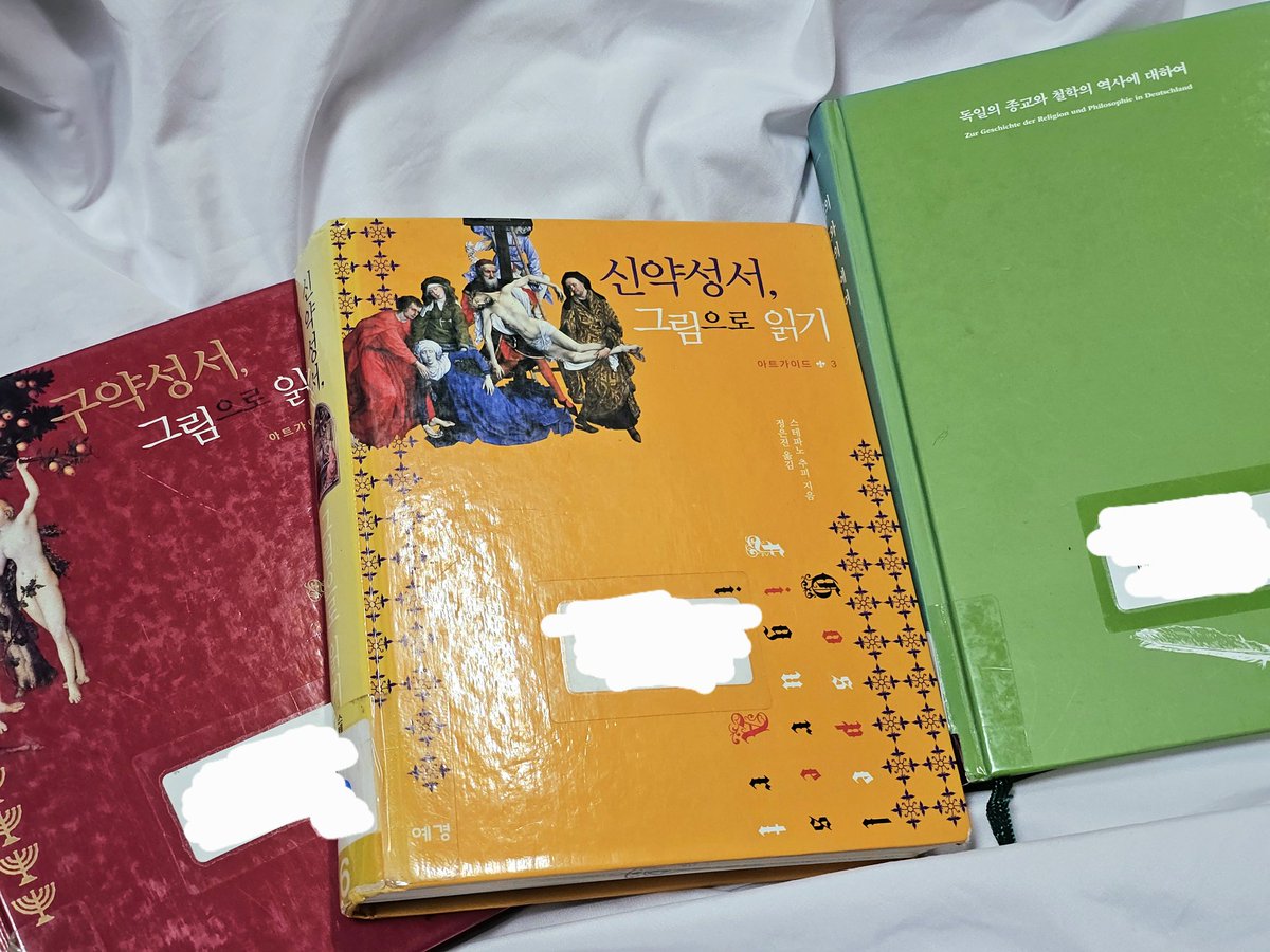 어제 동네 도서관가서 열심히 책 빌려 옴...
틈틈이 읽어보겠지만 세권 다 생각보다 두꺼워서 다 읽을 수 있을지는 미지수🧐