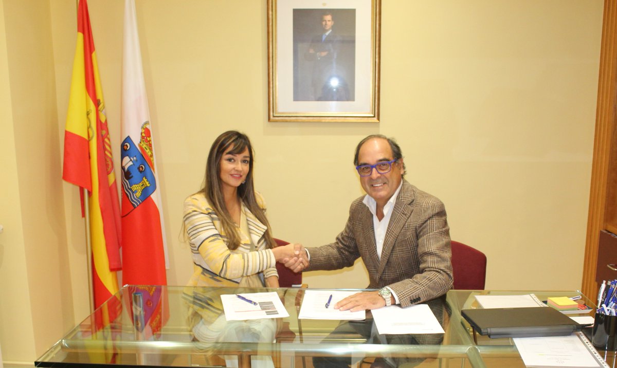 El presidente del Colegio, Nacho Rodríguez, y la responsable de Relaciones Institucionales del <a href="/santander_es/">Santander España</a>, Rebeca Gómez Fernández han firmado un convenio de colaboración entre ambas entidades.