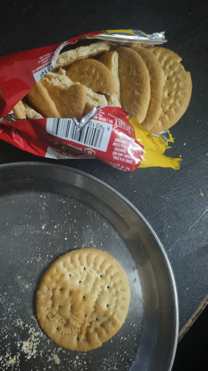 sunil_6472's tweet photo. @fssaiindia @FSSAIndiana
Humne Britannia ke biscuit ka packet khola to usme ek latte (keeda) nikla 😣
Hum khane wale the par time pe dekh liya!
Ye log logon ki health ke sath khel rahe hain 😡
Please iske against kuch action lijiye 🙏
Don't buy this  brand biscuits. https://t.co/zsZg1cd2b7