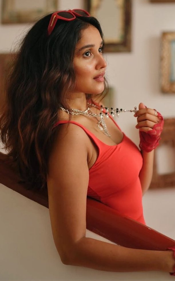 Otha enna kolutha mola da epa Ava pinnadi poi avala hug panni ava molai aa kasakitu apde ava sootha spank panni ava sootha pesayanum ivala okkum pothu iva kannu sokki poratha parthu ava pundaila nalla othu thallanum ava udamba romba veri adangura alavuku othu anubavikanum mundaya