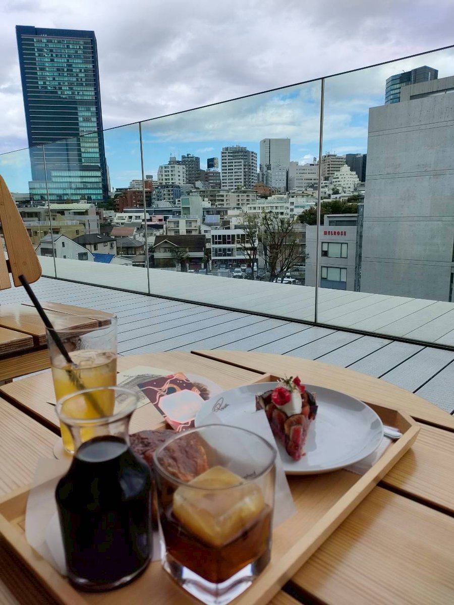 zweimoon's tweet photo. スターバックスロースタリー、中目黒！平日なら並ばずに入れるのね https://t.co/YTVrPralfY
