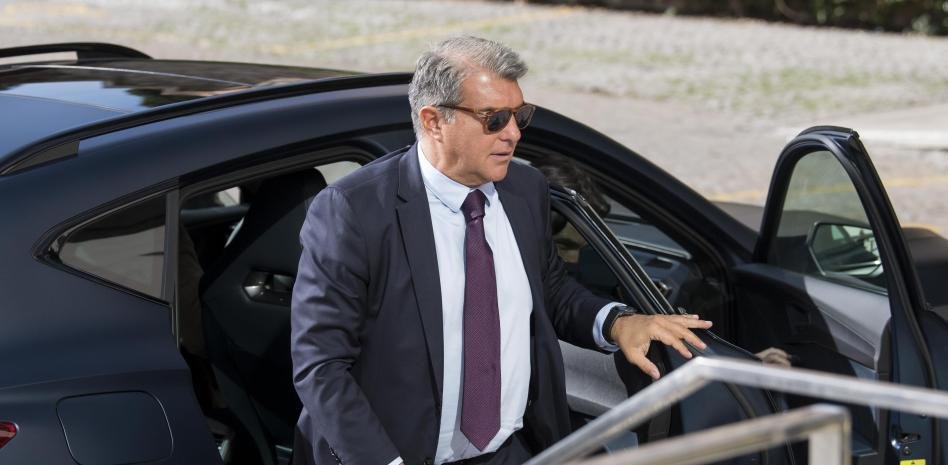 TouchlineX's tweet photo. 🚨 𝐄𝐗𝐂𝐋𝐔𝐒𝐈𝐕𝐄: Laporta held a short private talk with Hansi Flick and Lamine Yamal today at Barcelona's training ground offices. https://t.co/6LOp8l6bQa