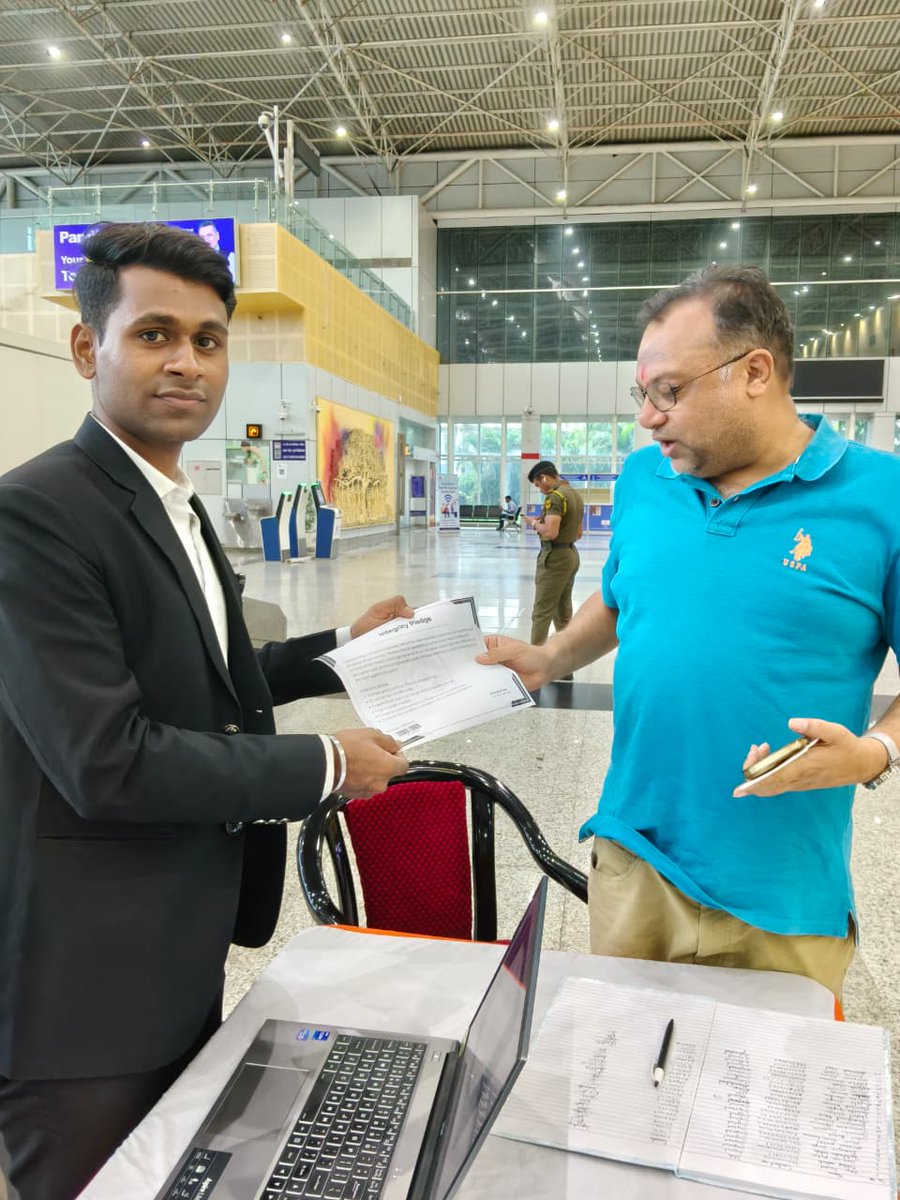 aaivdoairport's tweet photo. 📱✨ Staff and passengers at Vadodara Airport took the E-pledge during 'Vigilance Awareness Week'.
#VigilanceAwarenessWeek #VAW2025 #EPledge #VadodaraAirport @AAI_Official @aairedwr https://t.co/AkqO6LAj5f