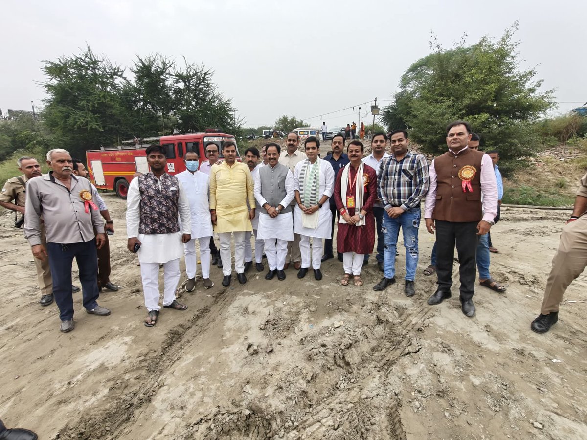 #छठ_घाट_ओखला_वर्ड_सेंचुरी_सेक्टर_94
ओखला वर्ड सेंचुरी छठ घाट पर माननीय विधायक पंकज सिंह जी के साथ सम्मिलित हुआ।