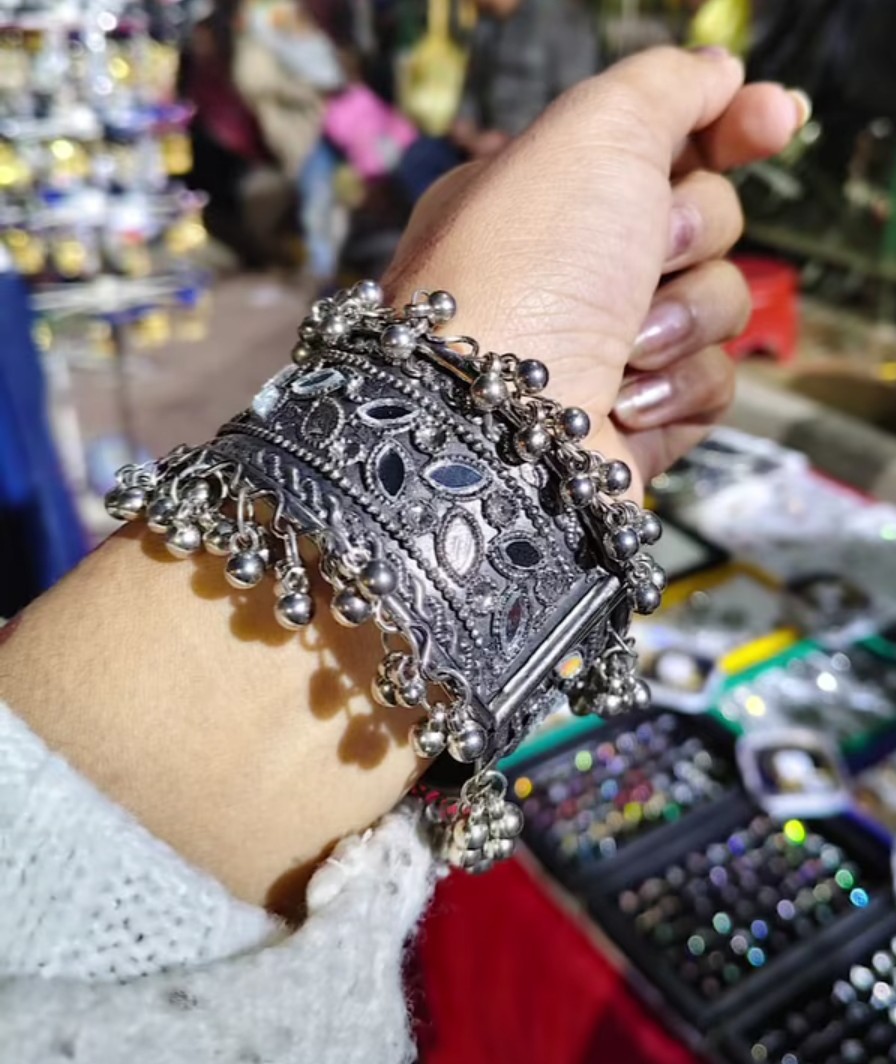 लफ्ज़ तो सारे सुनाए मैंने..
अब तू मेरी ख़ामोशी में ढूंढ़ ज़िक्र अपना...💦
#rainyevening