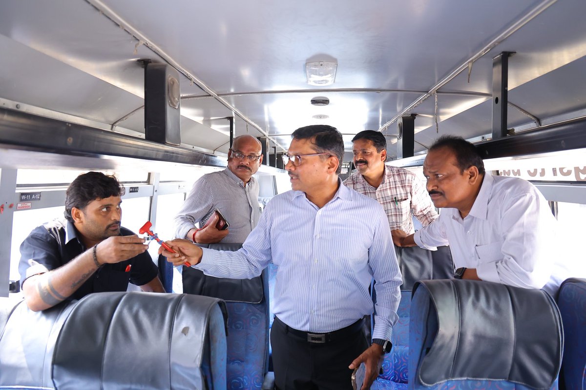 NewsMeter_In's tweet image. #Hyderabad:

After the #Kurnoolbusfire, @TSRTCHQ has stepped up safety checks. MD Y. Nagi Reddy inspected #Miyapur Depot, reviewing #fire detection, suppression &amp;amp; evacuation systems. 

Passenger safety remains the top priority. 

#Telangana #TGSRTC #RoadSafety

---