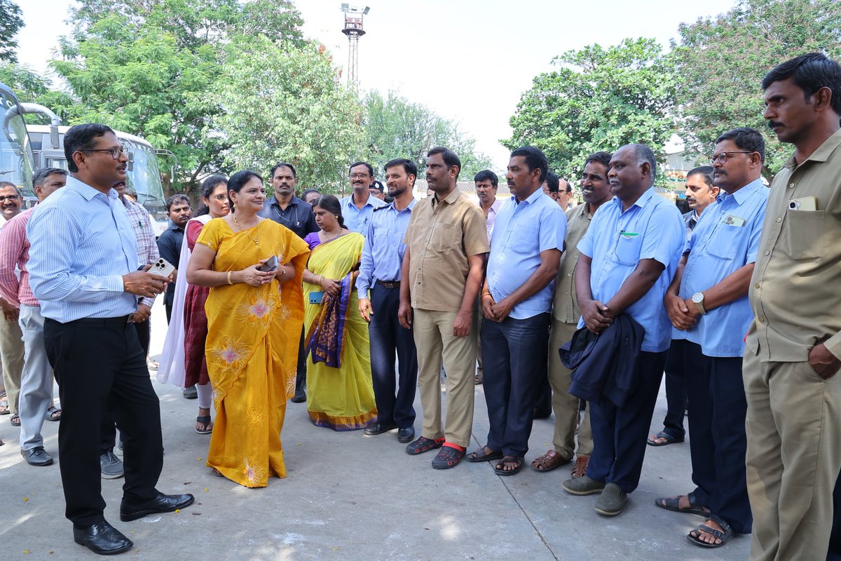 NewsMeter_In's tweet image. #Hyderabad:

After the #Kurnoolbusfire, @TSRTCHQ has stepped up safety checks. MD Y. Nagi Reddy inspected #Miyapur Depot, reviewing #fire detection, suppression &amp;amp; evacuation systems. 

Passenger safety remains the top priority. 

#Telangana #TGSRTC #RoadSafety

---