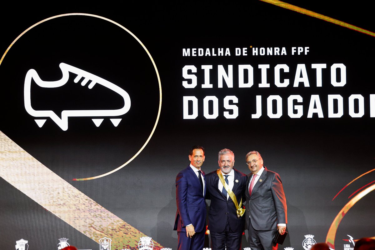 Em mais uma edição da gala das Quinas de Ouro, o <a href="/sjpf_pt/">Sindicato dos Jogadores</a> foi distinguido pela FPF com a atribuição de duas medalhas.

O Sindicato foi condecorado com a Medalha de Honra e a Medalha de Inovação e Impacto no Futebol: sjogadores.pt/?pt=news&op=OP…

#QuinasdeOuro