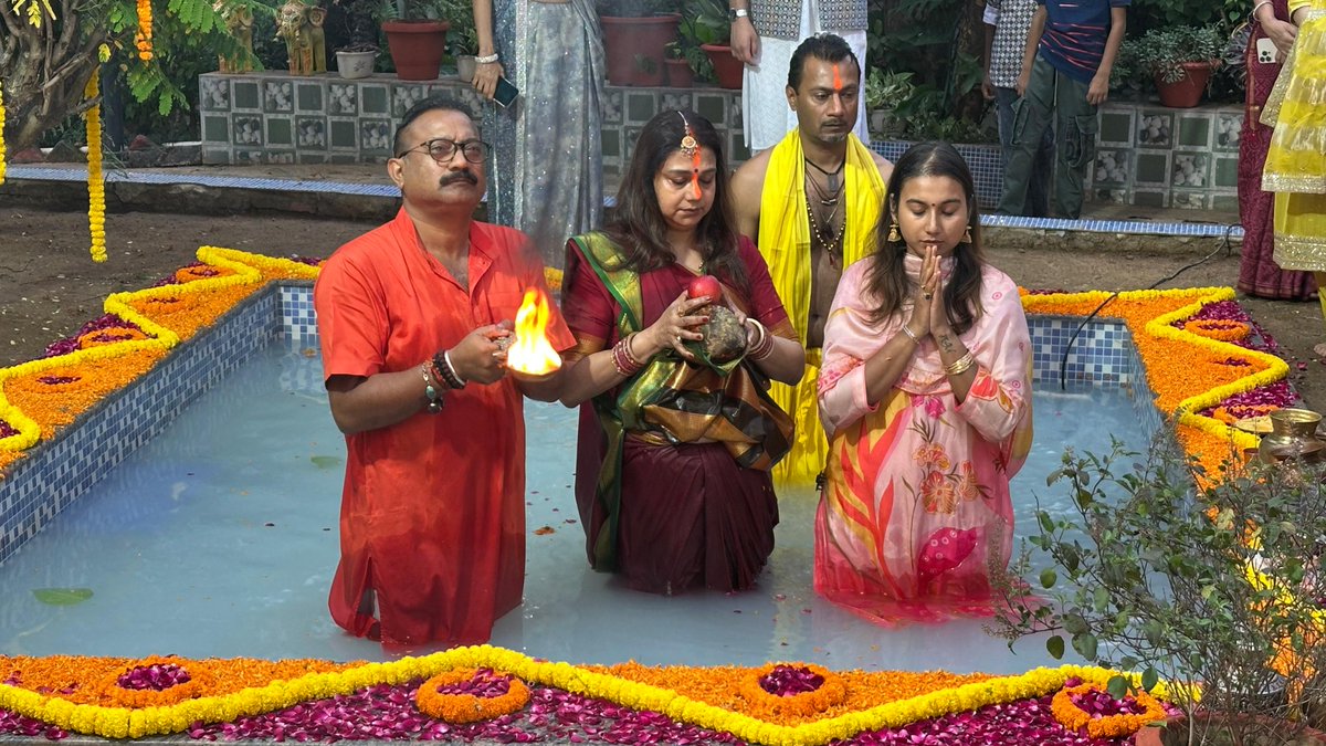 prabhatkhabar's tweet image. पटना: ग्रामीण कार्य विभाग के मंत्री अशोक चौधरी ने अपने आवास पर दिया अर्घ्य. अशोक चौधरी की पत्नी नीता केसकर चौधरी पिछले 13 सालों से कर रही हैं छठ. समस्तीपुर की सांसद शांभवी चौधरी भी मौजूद थीं. अशोक चौधरी बोले- “छठ सिर्फ पर्व नहीं, बिहार की आत्मा है.”
#ChhathPuja #AshokChoudhary…