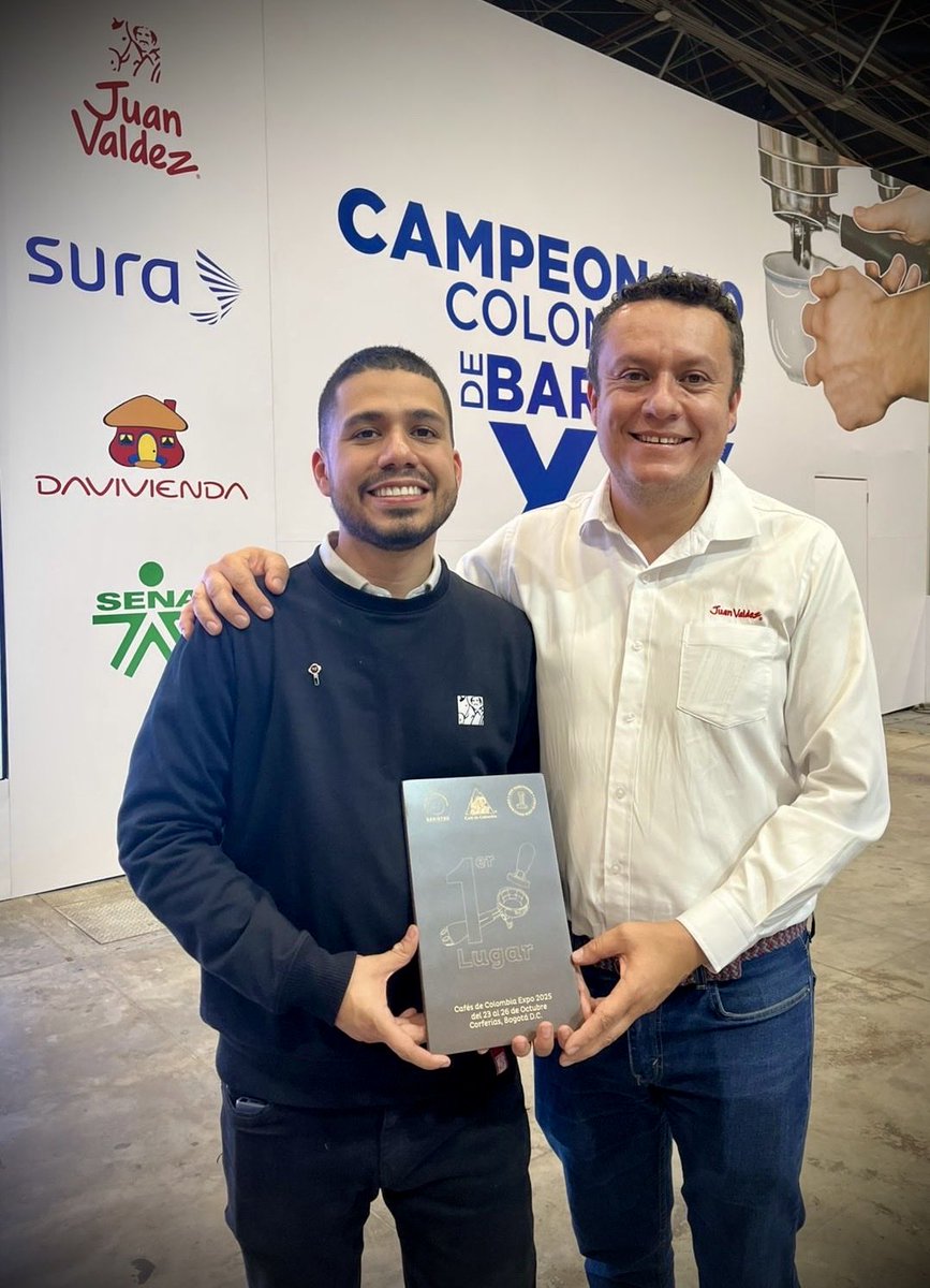 GermanBahamon's tweet photo. ¡Café de Colombia Expo 2025 superó todas las expectativas! 

Desde que llegué a la Federación Nacional de Cafeteros asumí el reto de transformar esta feria: que pasara de ser un evento gremial a convertirse en una verdadera celebración para el consumidor.

Un espacio donde los baristas, los tostadores y los caficultores fueran los protagonistas; donde la experiencia en taza, la cultura del café y la conexión con el origen se vivieran en cada rincón.

Este año dimos un paso más: médicos y científicos reforzaron con evidencia el mensaje del café como bebida saludable, mientras economistas y académicos reflexionaron sobre el futuro de esta industria y las transformaciones que estamos impulsando.

Los resultados no se hicieron esperar: la asistencia a @CorferiasBogota creció 43%, alcanzando 40.535 visitantes, y las ventas de café 100% colombiano, de cada región, de cada marca, fueron históricas.

Una feria de café que se consolida como la mejor de america latina! 

@FedeCafeteros