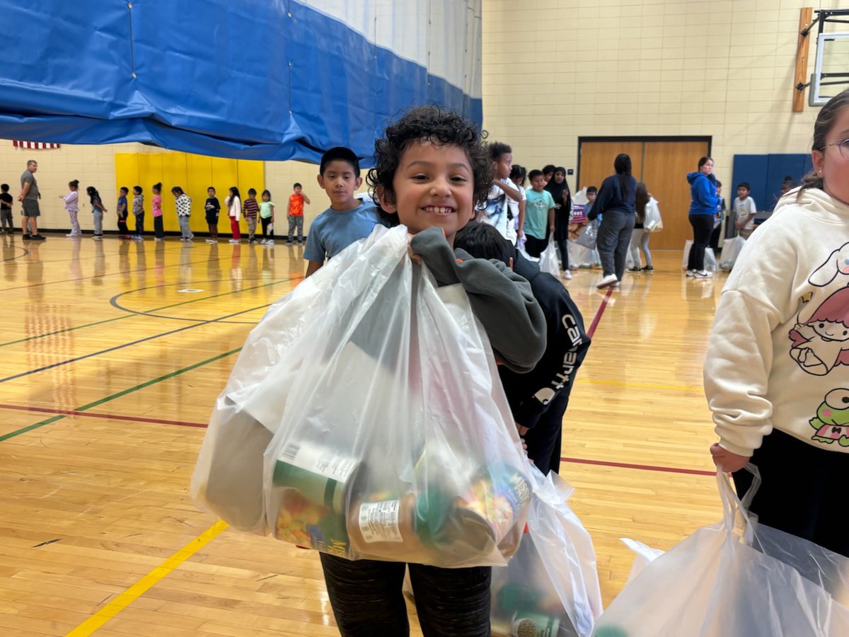 We are grateful for the Food Bank of Siouxland's continuous support of our families! Last week, the Food Bank donated 560 bags of food and school supplies to every student at Irving Dual Language Elementary School. Thank you, Food Bank of Siouxland!