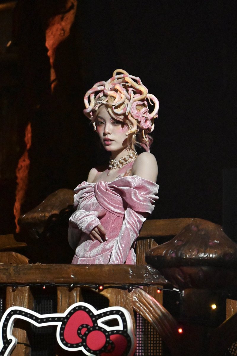 nonkidaruma's tweet image. 久しぶりここに来たら界隈めちゃくちゃ可愛いピンクメデューサで溢れてますね🤭
こんなに可愛いメデューサになら志願して睨まれ幸せなまま石になりたい😮‍💨
可愛いと妖艶さを併せ持つ友梨奈ちゃんは無敵ですね😉
※画像お借りしました🙇‍♀️
 #平手友梨奈 
 #SPOOKYPUMPKIN2025