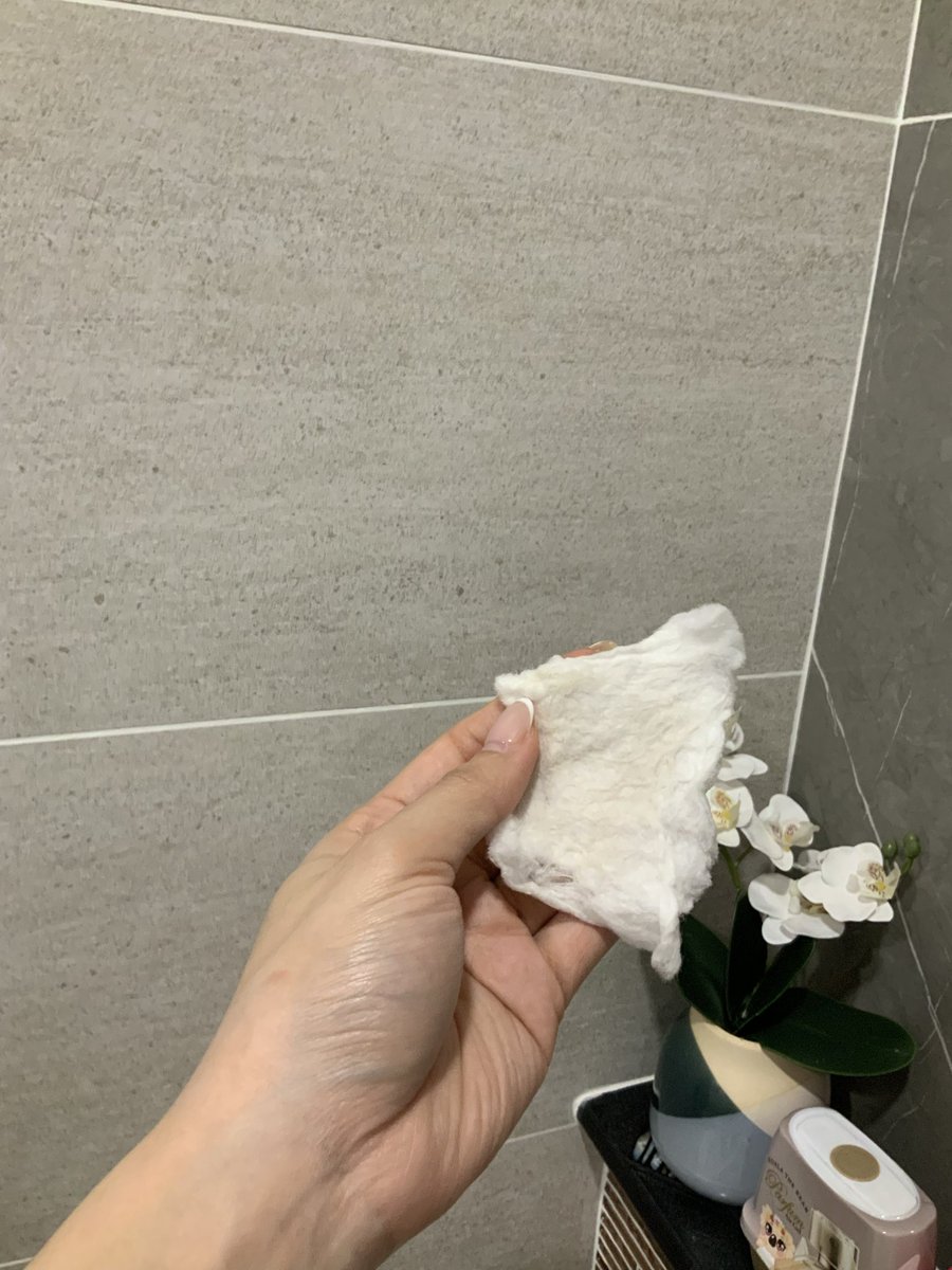 Mumfay's tweet photo. Glycolic Acid ของ The Ordinary ช่วยให้รักแร้ เข่า ข้อศอก ตาตุ่ม ขาวขึ้นได้จริงหรอ?? สรุป ขาวขึ้นจริง เพราะใช้แต่ละครั้ง เค้าก็ผลัดเซลล์ผิว ทำให้ตรงบริเวณที่ทามีความขาวใสมากขึ้น ที่สำคัญ ใช้ได้นาน ขวดใหญ่ ซื้อครั้งเดียว คุ้ม!! #theordinary #glycolicacid #รักแร้ขาว https://t.co/Ea9Ehs5QxQ