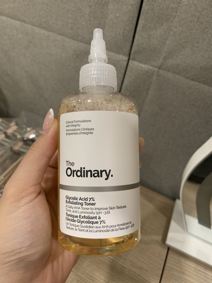 Mumfay's tweet photo. Glycolic Acid ของ The Ordinary ช่วยให้รักแร้ เข่า ข้อศอก ตาตุ่ม ขาวขึ้นได้จริงหรอ?? สรุป ขาวขึ้นจริง เพราะใช้แต่ละครั้ง เค้าก็ผลัดเซลล์ผิว ทำให้ตรงบริเวณที่ทามีความขาวใสมากขึ้น ที่สำคัญ ใช้ได้นาน ขวดใหญ่ ซื้อครั้งเดียว คุ้ม!! #theordinary #glycolicacid #รักแร้ขาว https://t.co/Ea9Ehs5QxQ