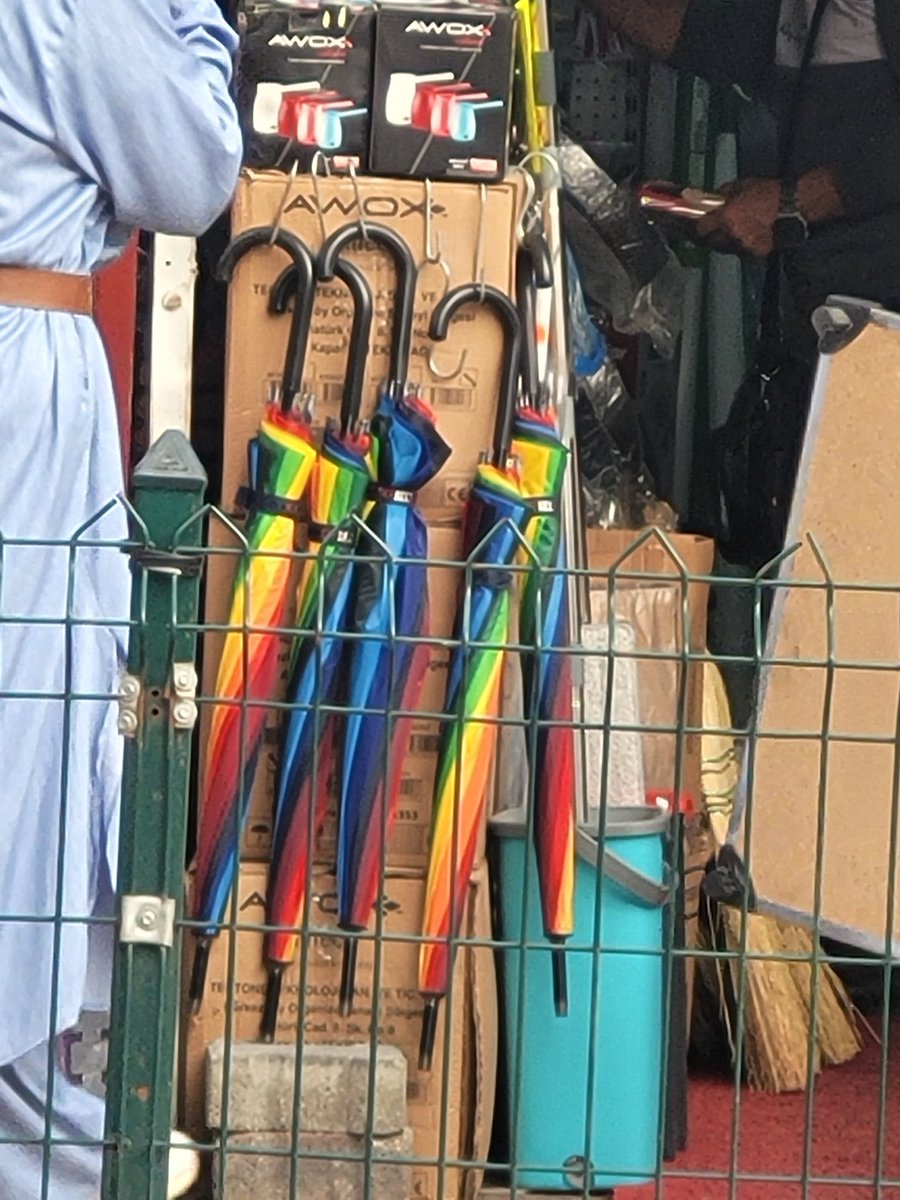 Boynu bükük duruyorlar😔