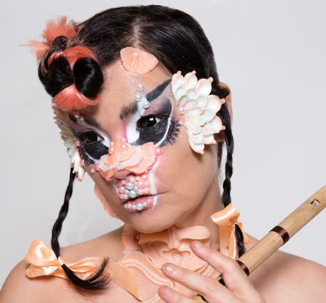 Brokenheartss8's tweet photo. Rosalía teniendo de feats a Bjork y a Yves Tumor en un primer single. Cantar en 3 idiomas, mayoria de aleman. No ven que no hay nadie a su nivel en la industria, si lo entendes, lo entendes. 

Todo esto en el peak de su carrera. Una artista que arriesga por el arte. https://t.co/4jSBW1jnaD