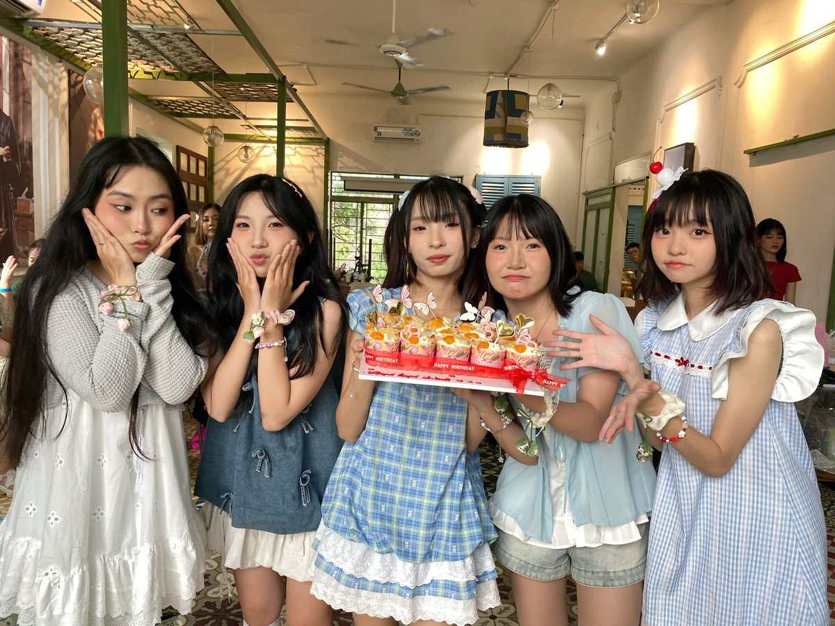 hepihepivn's tweet photo. The very first showcase of HepiHepi has come to an end, but the emotions are still fresh within us.
Thank you to everyone who came, cheered, and helped us create such a beautiful afternoon together.

#HEPIHEPI #SHOWCASE #HOJOPROJECT https://t.co/FYTWvQZkMU