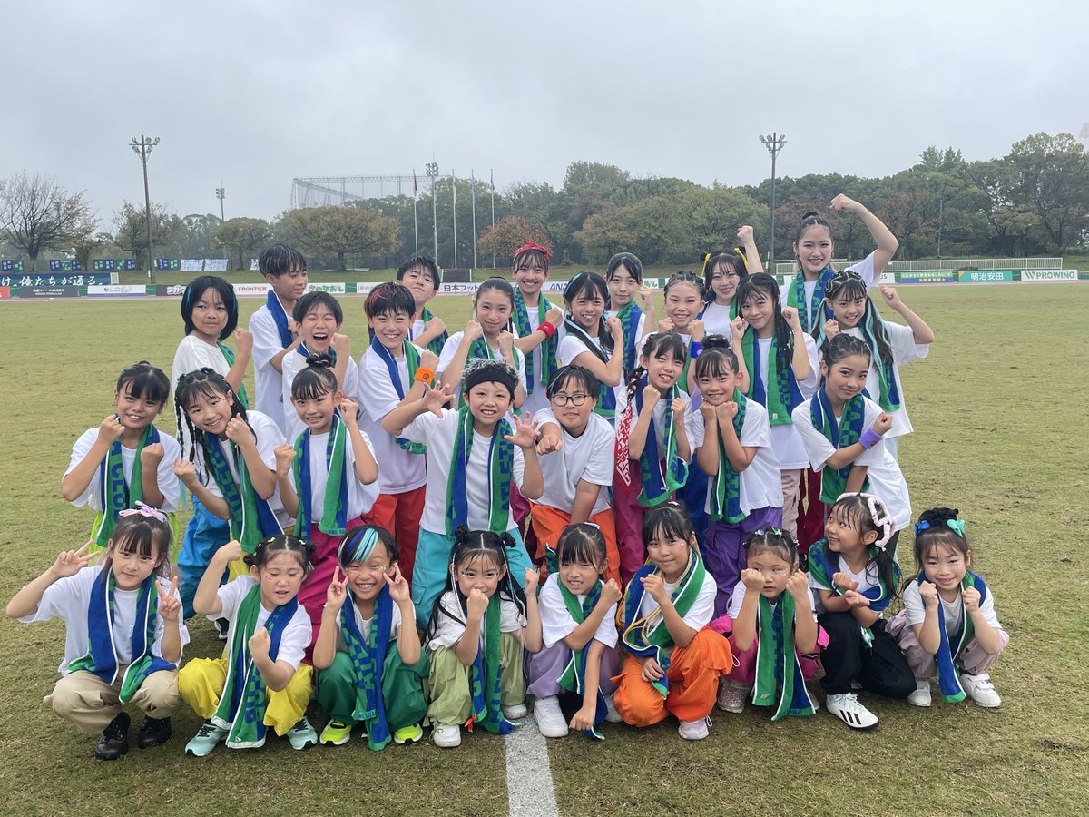 【ハーフタイムショー終了】
あいにくの空模様でしたが、schrittと共に総勢31名の名古屋メンバーが、第26節 2025年10月26（日）アトレチコ鈴鹿VS FCティアモ枚方　ハーフタイムショーに華を添えてくれました🌈🎊🎉
応援に来てくださった皆様！本当にありがとうございました～💞💗🥰