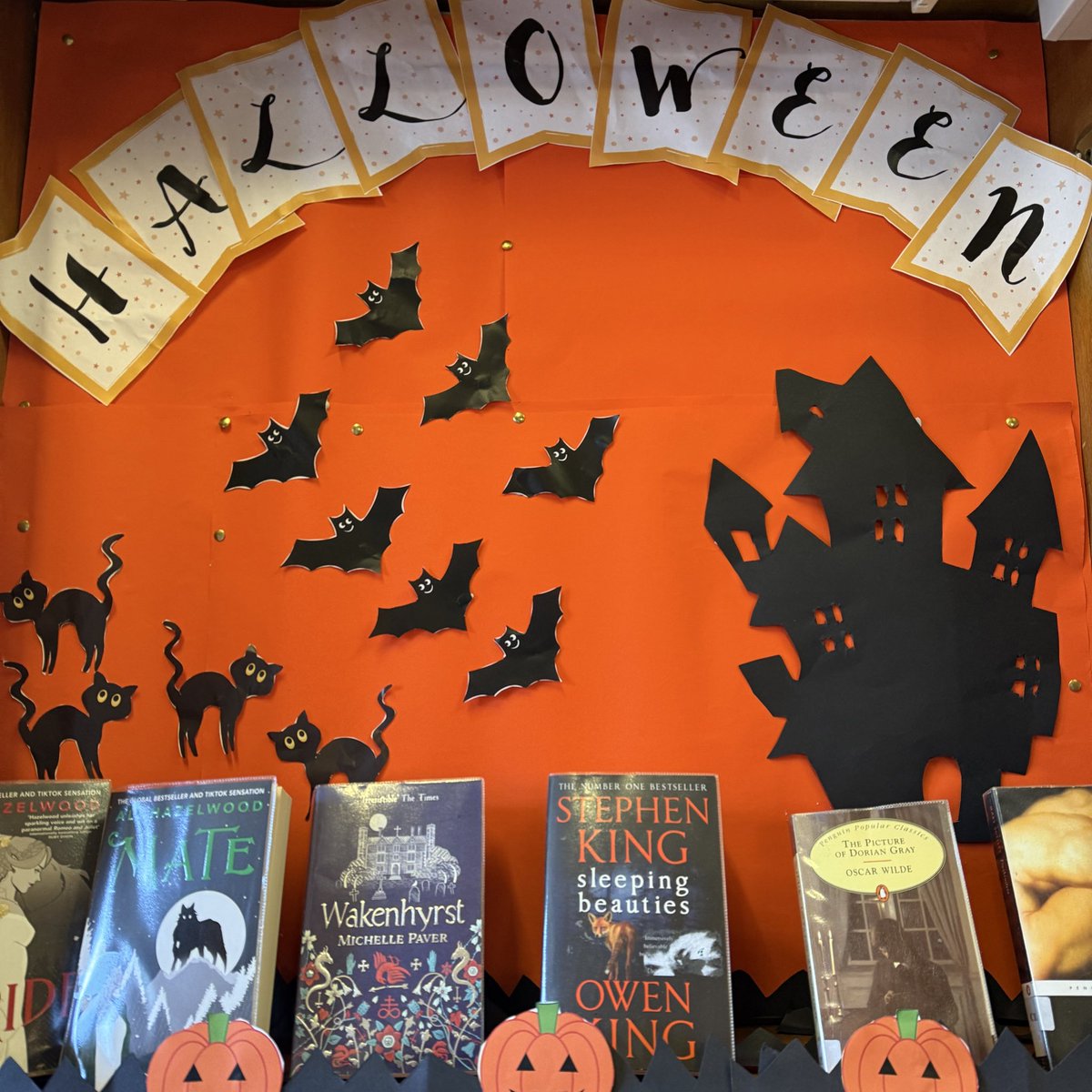 GreenwichLibs's tweet image. The spirit of Hallowe’en has arrived at #ColdharbourLibrary! 🎃 Pop in during library opening hours to pick yourself a spooky read from their display 📚 #LoveYourLibrary