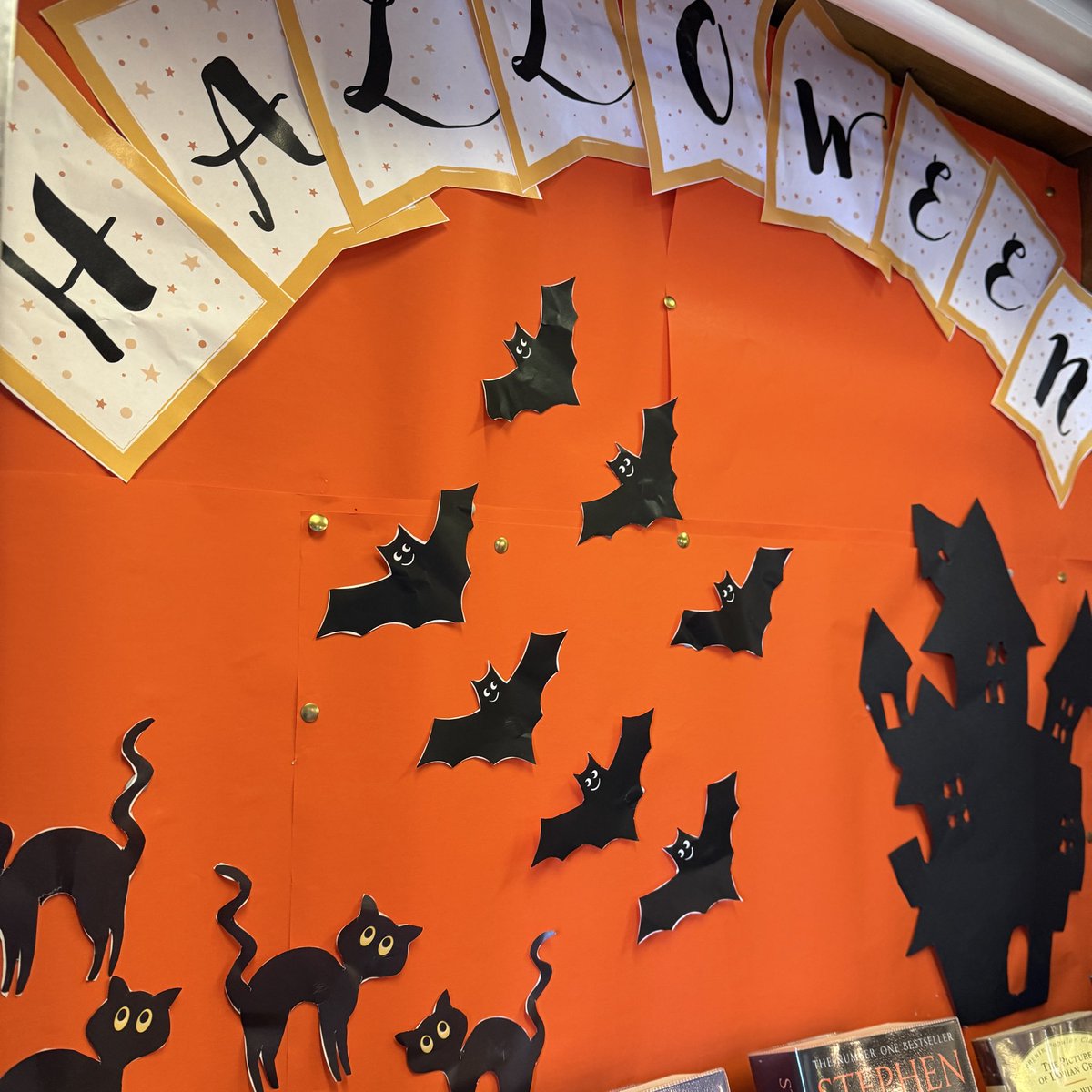 GreenwichLibs's tweet image. The spirit of Hallowe’en has arrived at #ColdharbourLibrary! 🎃 Pop in during library opening hours to pick yourself a spooky read from their display 📚 #LoveYourLibrary
