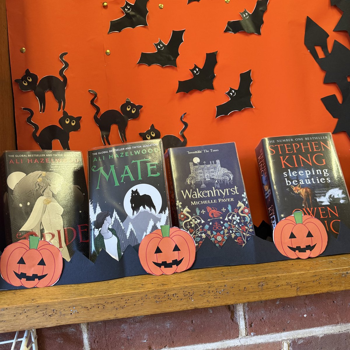 GreenwichLibs's tweet image. The spirit of Hallowe’en has arrived at #ColdharbourLibrary! 🎃 Pop in during library opening hours to pick yourself a spooky read from their display 📚 #LoveYourLibrary