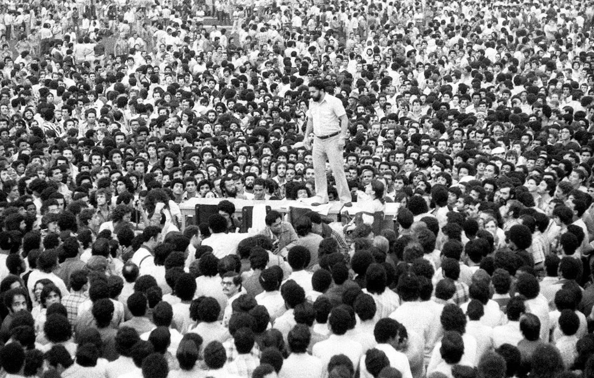 Hoje a maior liderança popular da história brasileira completa 80 anos. 

Uma verdadeira saga: Da fome no sertão ao barraco em São Paulo. Do barraco às greves operárias. Das greves à fundação do PT e ao Palácio do Planalto. Um governo aclamado pelo povo. Depois, perseguição de