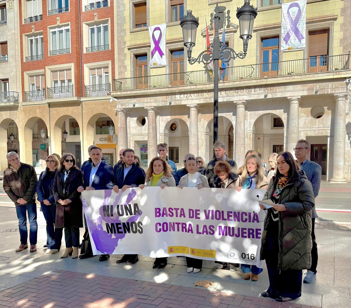 Hemos asistido frente a @DelGobenLaRioja al minuto de silencio convocado para condenar los últimos asesinatos machistas

Se trata de una mujer de 53 años, en Guipúzcoa, y otra mujer de 21 años en Madrid

#NiUnaMenos
