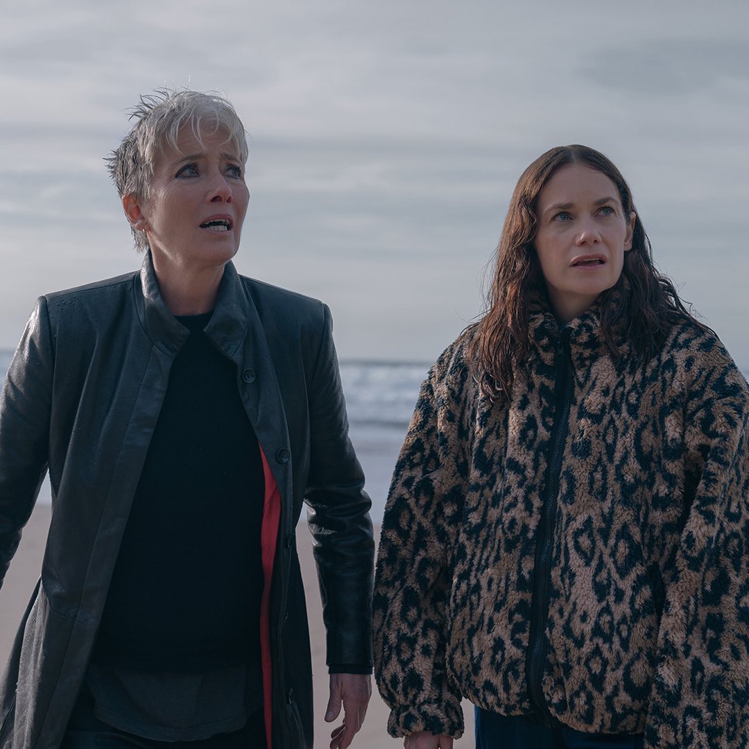 PortalAppleTV's tweet image. Uma explosão. Uma conspiração. E uma dupla improvável em busca de expor a verdade.
Protagonizada por Emma Thompson e Ruth Wilson, a série Mistério em Cemetery Road estreia nesta quarta-feira, no Apple TV.
— Segue o fio pra mais informações =) 🧵👇 #DownCemeteryRoad