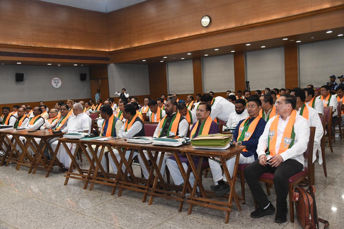 AmeetSatam's tweet image. काल नवी दिल्लीतील भारतीय जनता पक्षाच्या केंद्रीय कार्यालयात पंतप्रधान मा. श्री. नरेंद्र मोदी जी यांच्या प्रेरणादायी विचारांनी सजलेल्या ‘मन की बात’ कार्यक्रमास उपस्थित राहिलो.
त्यांच्या विचारांमधून नवा उत्साह, देशासाठी कार्य करण्याची प्रेरणा आणि नि:स्वार्थ जनसेवेची ऊर्जा मिळते.…