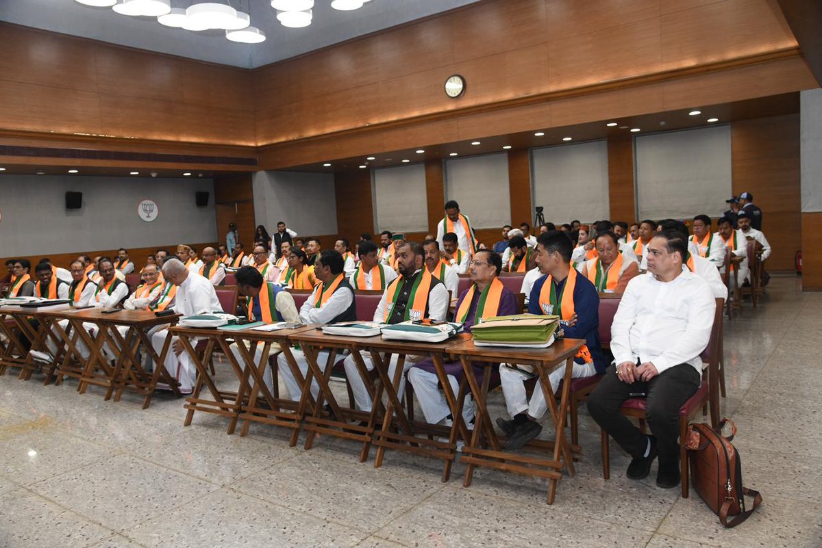 AmeetSatam's tweet image. काल नवी दिल्लीतील भारतीय जनता पक्षाच्या केंद्रीय कार्यालयात पंतप्रधान मा. श्री. नरेंद्र मोदी जी यांच्या प्रेरणादायी विचारांनी सजलेल्या ‘मन की बात’ कार्यक्रमास उपस्थित राहिलो.
त्यांच्या विचारांमधून नवा उत्साह, देशासाठी कार्य करण्याची प्रेरणा आणि नि:स्वार्थ जनसेवेची ऊर्जा मिळते.…