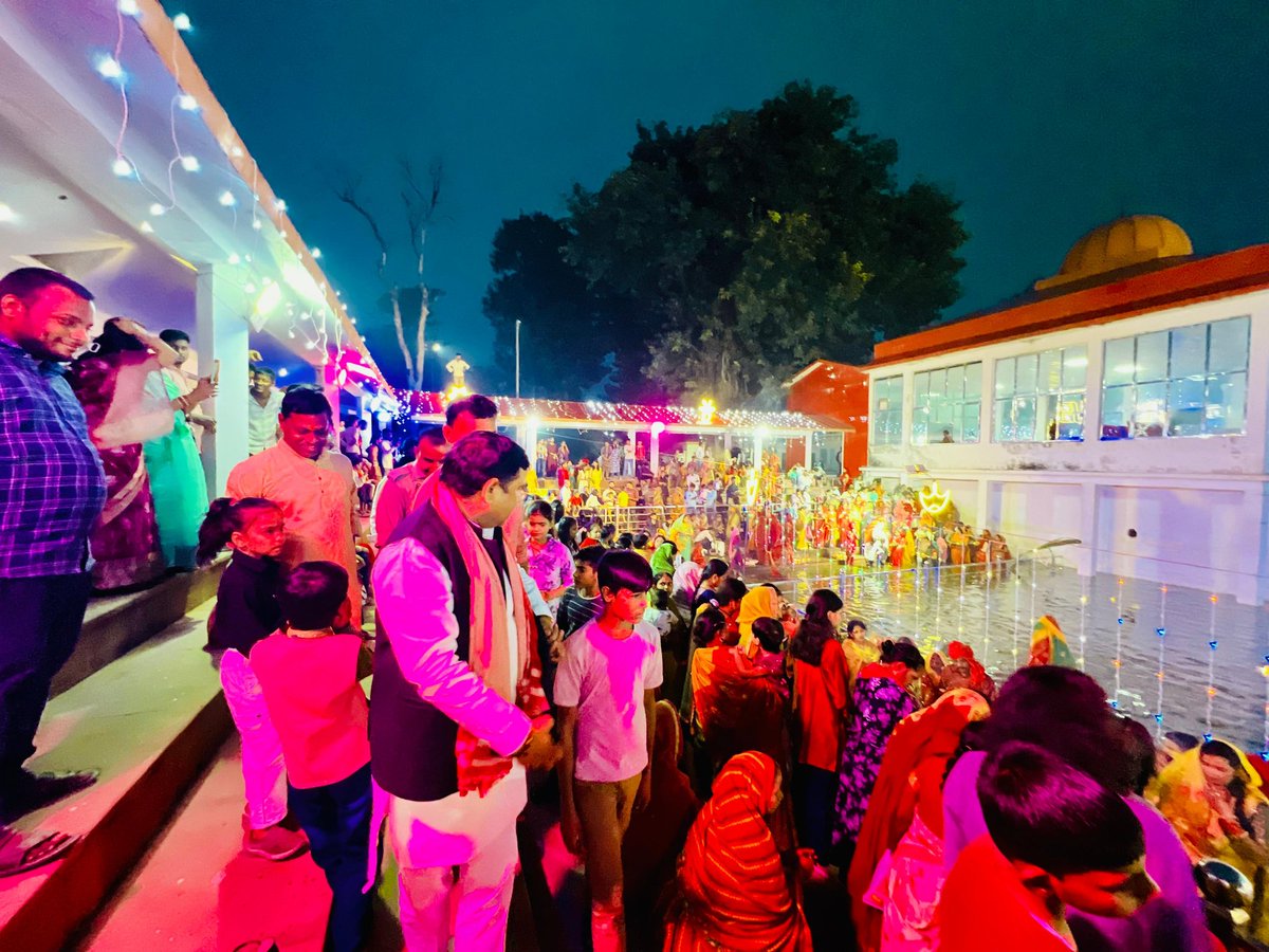 जय छठी मैया! 

सूर्य उपासना एवं लोक आस्था के महापर्व ‘छठ पूजा’ के पावन अवसर पर आज बाराबंकी शहर स्थित प्राचीन नागेश्वर नाथ मंदिर में आयोजित पूजा कार्यक्रम में सम्मिलित होकर सभी श्रद्धालुओं को हार्दिक शुभकामनाएँ एवं बधाई प्रेषित की।

सूर्यदेव हम सभी के जीवन में सुख, समृद्धि, उत्तम