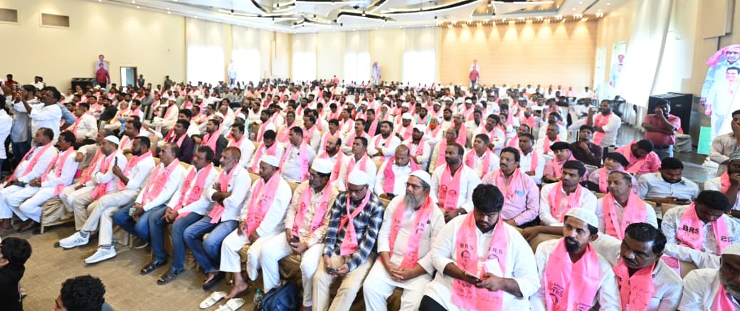 శంషాబాద్ లో బీఆర్ఎస్ మైనార్టీ నేతలతో జరిగిన సమావేశంలో పాల్గొన్న పార్టీ వర్కింగ్ ప్రెసిడెంట్ <a href="/KTRBRS/">KTR</a>  

కేటీఆర్ ప్రసంగంలోని ముఖ్య అంశాలు

👉పెద్ద పెద్ద లీడర్లను తీసుకొచ్చి ఇక్కడ కాంగ్రెస్‌ మైనార్టీ డిక్లరేషన్‌ ప్రకటించింది..
మార్పు తెస్తాం అంటూ ప్రచారం చేసింది.

👉రెండేళ్ల క్రితం