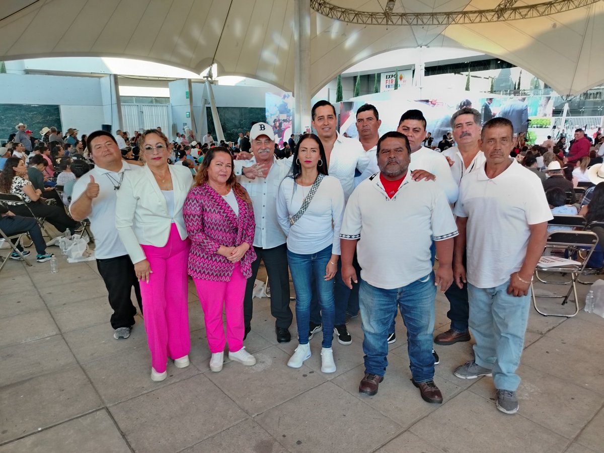 AlexTopete1's tweet photo. Acompañamos en su primer informe al @DrCarlosLomeli en la Expo Guadalajara https://t.co/1r3X7z36C2
