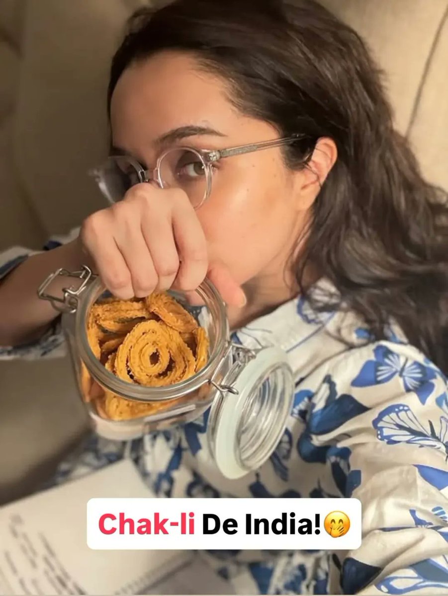 Tellymantra's tweet photo. Shraddha shares chakli diaries 😅🤭

#shraddhakapoor #bollywood #tellymantra https://t.co/O3ZrdgX6b9