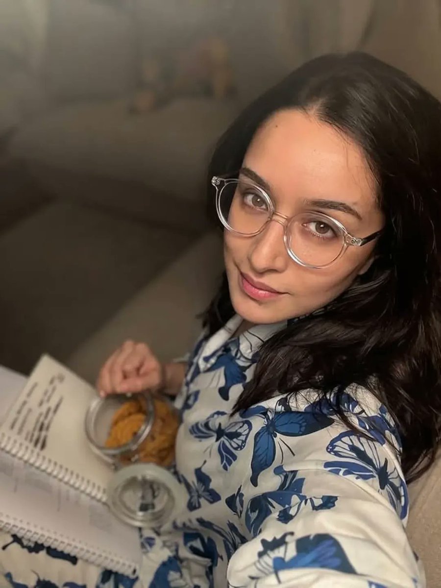 Tellymantra's tweet photo. Shraddha shares chakli diaries 😅🤭

#shraddhakapoor #bollywood #tellymantra https://t.co/O3ZrdgX6b9