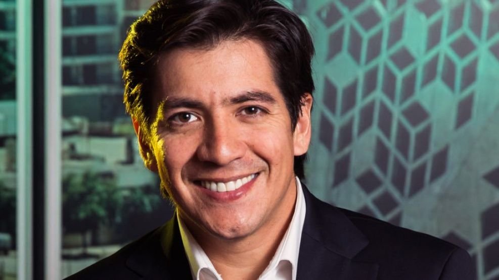 Aparece con  800 seguidores.
Ni un puto  cartel.
Dos pesos para  la  campaña.
Todos los medios en contra

Solo con el aura del Javo y las redes , detona el feudo de Schiaretti.