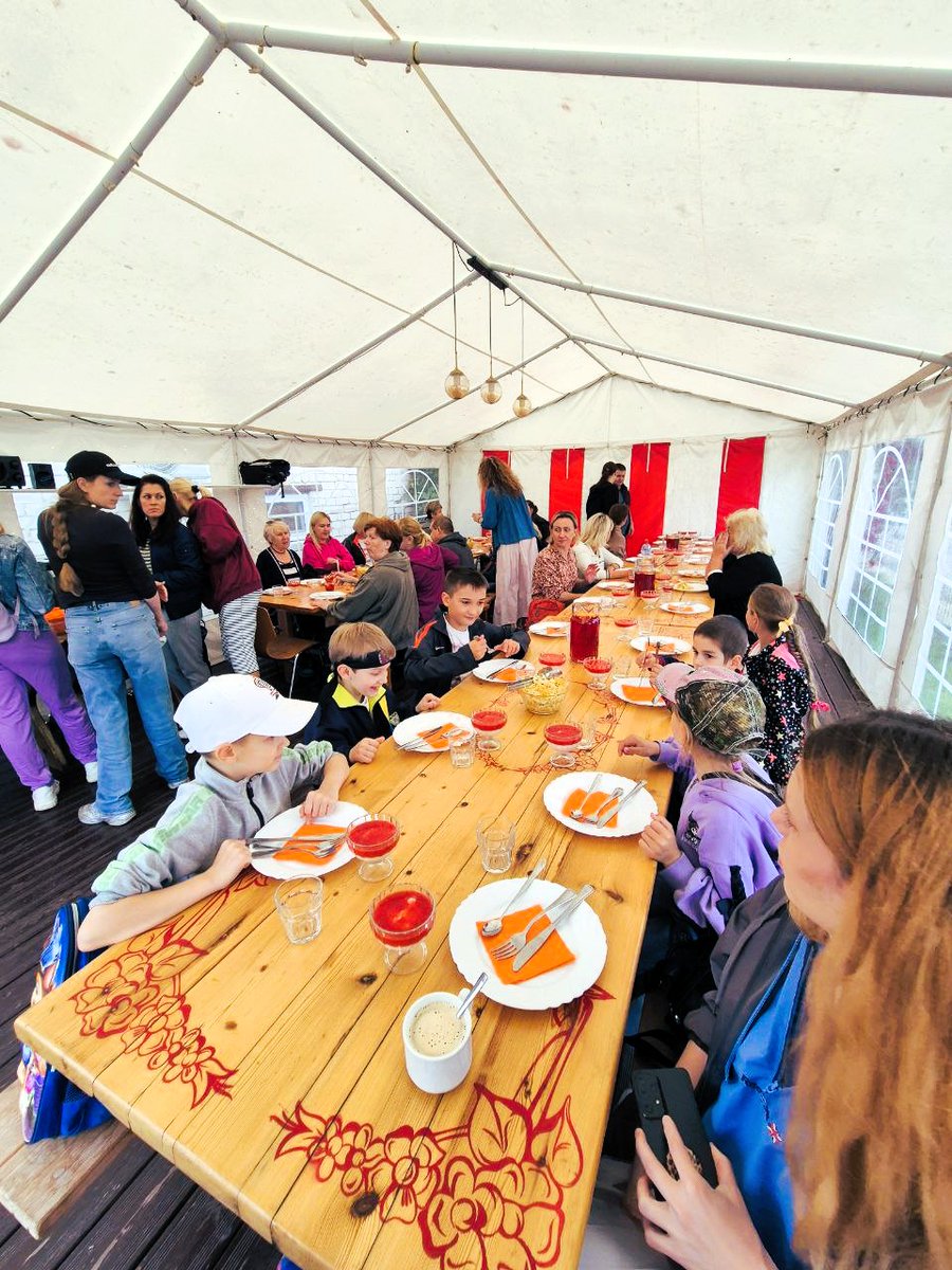 PatverumsDM's tweet image. 🇺🇦🤝🇱🇻 Pirms mēneša ukraiņi un latvieši no Rīgas devās ekskursijā uz skaisto Kuldīgu 🏰🌉
Mērķis – iepazīt Latviju 🌿 un sadraudzēties.
Viss izdevās! 🎉
📸 Skaties foto un “ceļo” pa Kuldīgu arī tu! ☀️
Projekts ar #SIF atbalstu
#KulturaLVUKR2025 #MēsEsamBlakus
#PatvērumsDrošāMāja