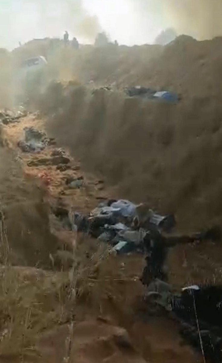 "قُتل أصحاب الأخدود.. النار ذات الوقود.. إذ هم عليها قعود.. وهم على ما يفعلون بالمؤمنين شهود.. وما نقموا منهم إلا أن يؤمنوا بالله العزيز الحميد.. الذي له ملك السماوات والأرض والله على كل شيء شهيد.. إن الذين فتنوا المؤمنين والمؤمنات ثم لم يتوبوا فلهم عذاب جهنم ولهم عذاب الحريق..