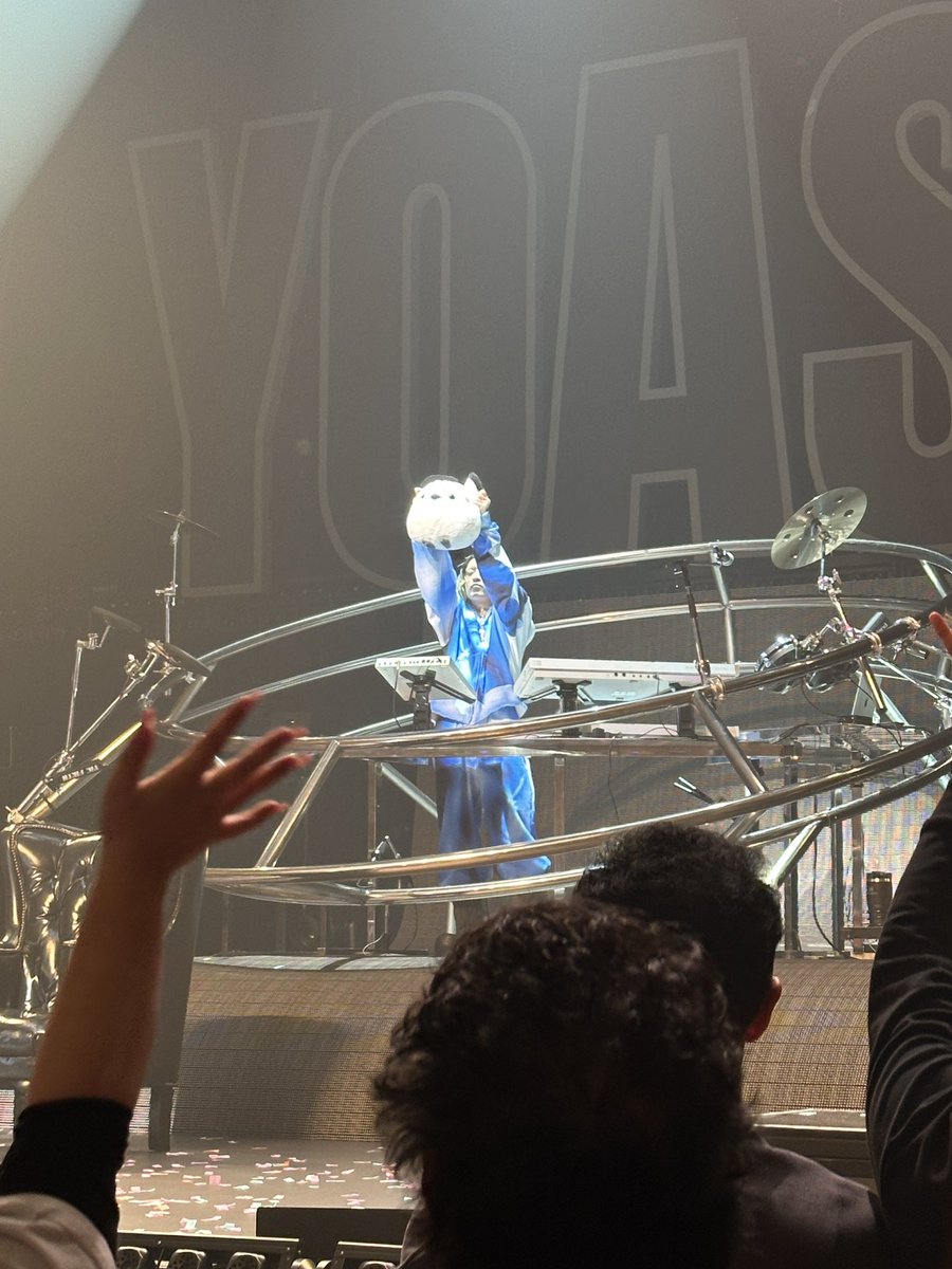 starting_over23's tweet photo. YOASOBIホールツアー帯広公演！
こんな距離でもう見れることないと思えるくらい近かった…！！
zepp、アリーナ、ドーム、そして今回のホール、毎度アイデアと工夫が凝らされていて素敵でした✨
本当にありがとうございました！！！
また北海道来てください👏
#YOASOBI #WANDARA #帯広 https://t.co/qWWFUQrccU