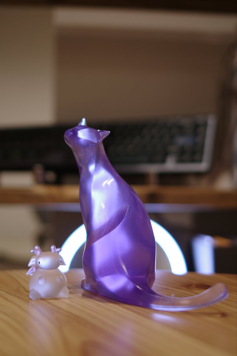 透明レジンで3Dプリントした <a href="/rrrhagi/">萩原 亮 HAGIWARA Ryo</a> の猫様。
アメジストキャットになりました〜
高さ16cmでなかなかの存在感！
#Templateシリーズ #3dプリンター