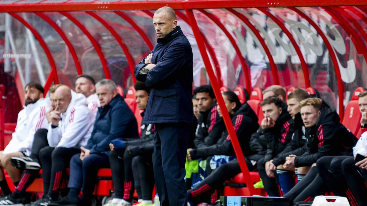 TactiekSteven's tweet image. Deze analyse, gebaseerd op data en beelden, legt een aantal zwaktes van het huidige Ajax bloot. 

We zoomen specifiek in op het ontbreken van een 'echte' 6 en de kwetsbaarheid in zone 26. 🧵 
#Ajax