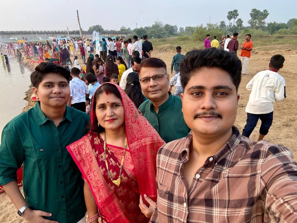 जय छठी मैया🙏🏻🌞आज अपने गाँव #गिद्धौर में अस्ताचलगामी सूर्य देव को अर्घ्य अर्पित कर नमन किया। आप सभी को लोक आस्था का महापर्व छठ पूजा की हार्दिक बधाई एवं शुभकामनाएं ।#आनंद_कौशल_सिंह🙏🏻
#highlight #chhathpooja #छठ_पूजा #jamui #Gidhaur #महापर्व_छठ #ChhathPooja2025